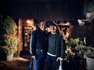 高橋和也、大友康平がが収録曲「バーボンロック」の舞台となった店の外でツーショット