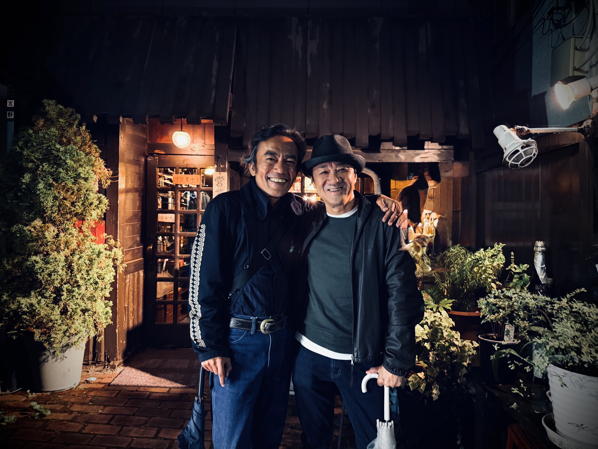 高橋和也、大友康平がが収録曲「バーボンロック」の舞台となった店の外でツーショット