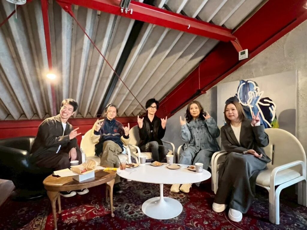 岡本健一&成田昭次、関西の人気番組に初登場 「Rockon Social Club」メンバーへの差し入れ購入→ライブ会場へ | オリコンニュース(ORICON NEWS)