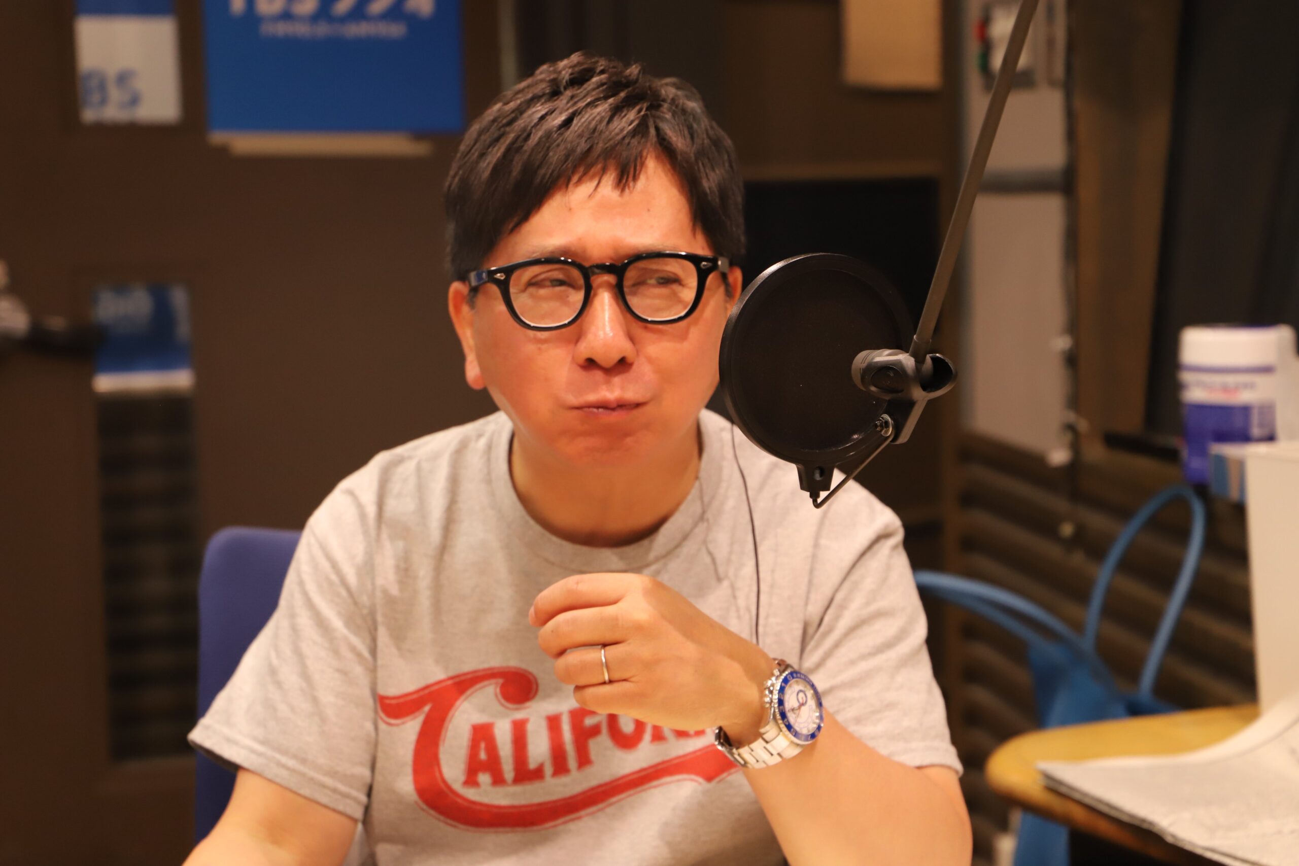 HKvugB5agAAz-r5.jpg